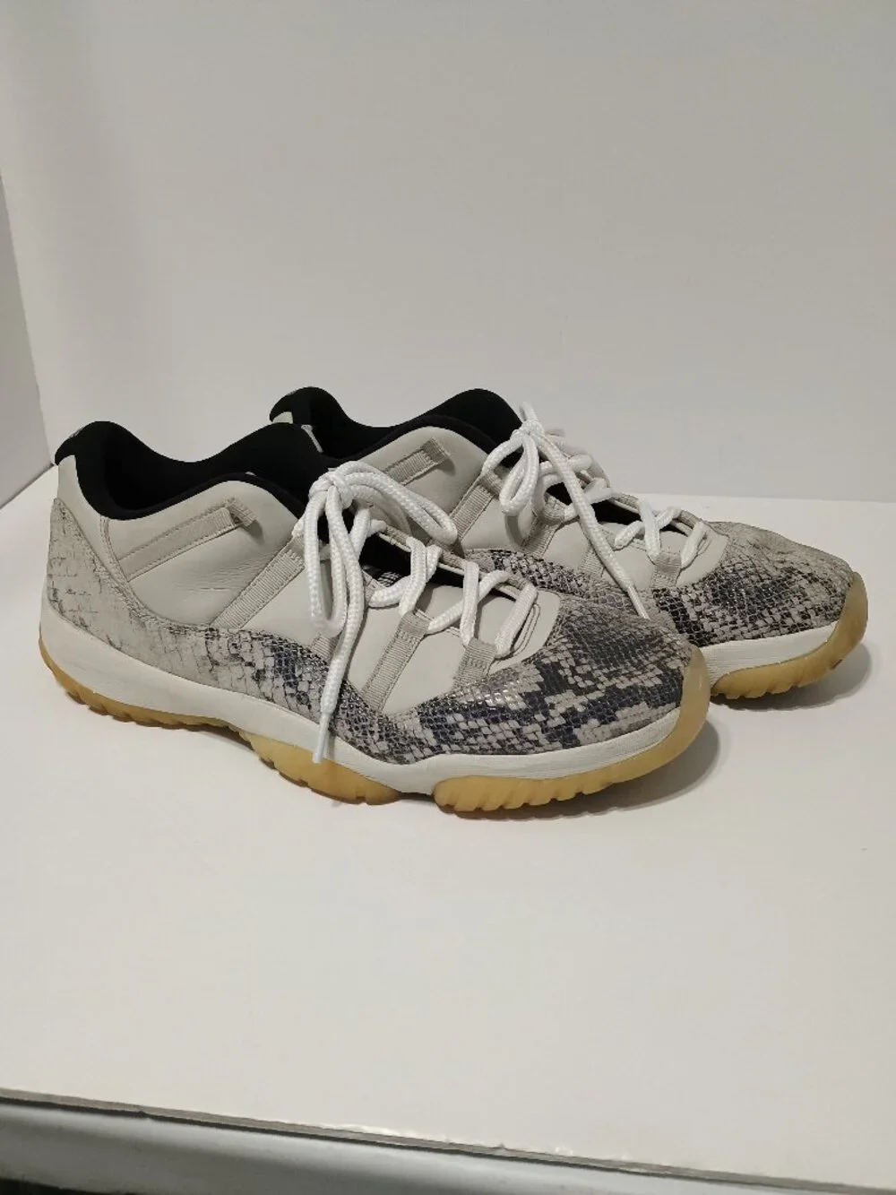 Nike Air Jordan 11 Low Snakeskin Light Bone Men’s 13 White Gray Sneakers